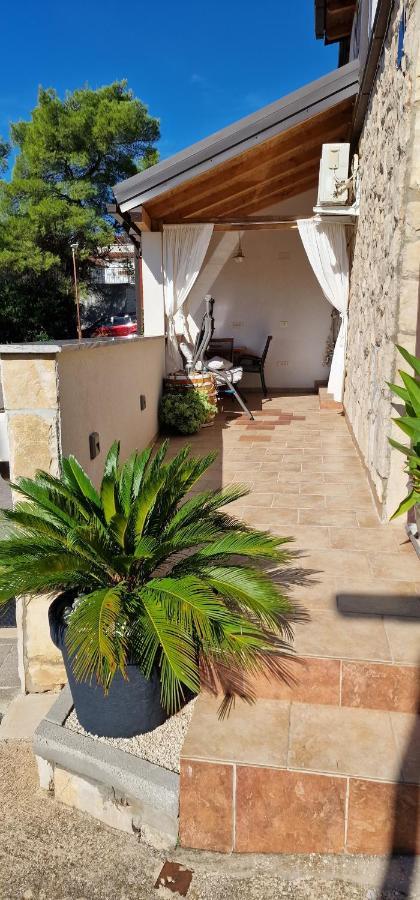 Apartmani Dutkovic Vrboska Kültér fotó
